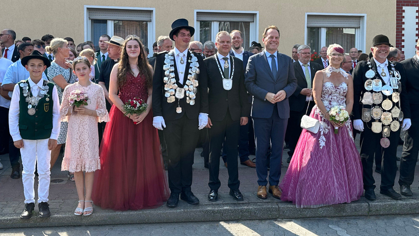 Alljährlich lockt der großen Festzug, bei dem unsere amtierenden Majestäten die Parade der Schützenkompanien abnehmen, viele Schaulustige an. Alljährlich lockt der großen Festzug, bei dem unsere amtierenden Majestäten die Parade der Schützenkompanien abnehmen, viele Schaulustige an.