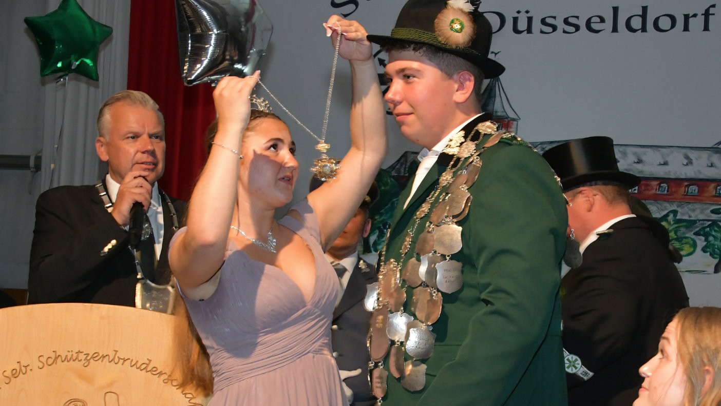 Julian Korfmacher am Abend seiner Proklamation als Jungschützenkönig 2024/2025 der Sankt-Sebastianus-Schützenbruderschaft Düsseldorf-Flehe e. V. Julian Korfmacher am Abend seiner Proklamation als Jungschützenkönig 2024/2025 der Sankt-Sebastianus-Schützenbruderschaft Düsseldorf-Flehe e. V.