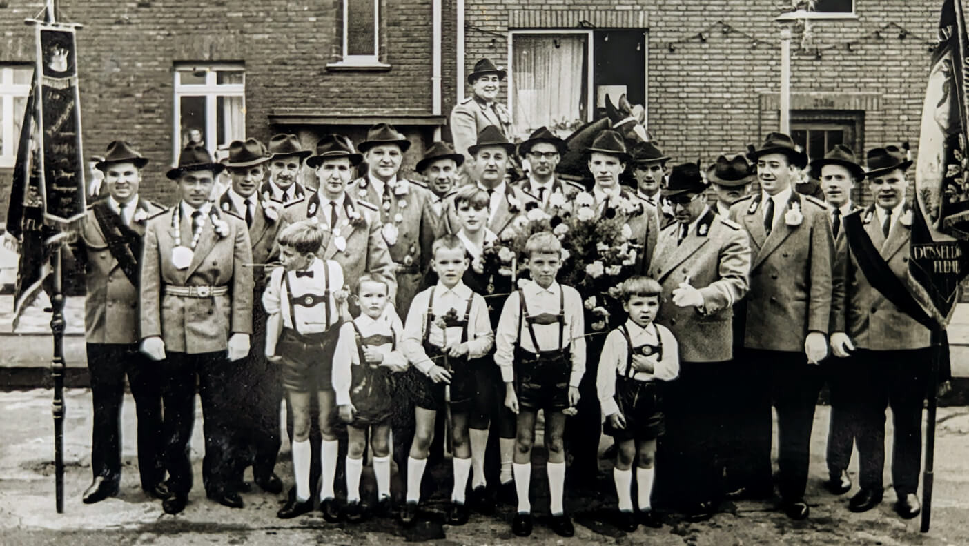 Gruppenbild aus 1967 mit dem I. Schriftführer und II. Hauptmann Hans Fink, dem I. Hauptmann Theo Keup und dem I. Kassierer und Spieß Peter Biermann, die 1992 zu Ehrenvorstandsmitgliedern ernannt wurden. Gruppenbild aus 1967 mit dem I. Schriftführer und II. Hauptmann Hans Fink, dem I. Hauptmann Theo Keup und dem I. Kassierer und Spieß Peter Biermann, die 1992 zu Ehrenvorstandsmitgliedern ernannt wurden.