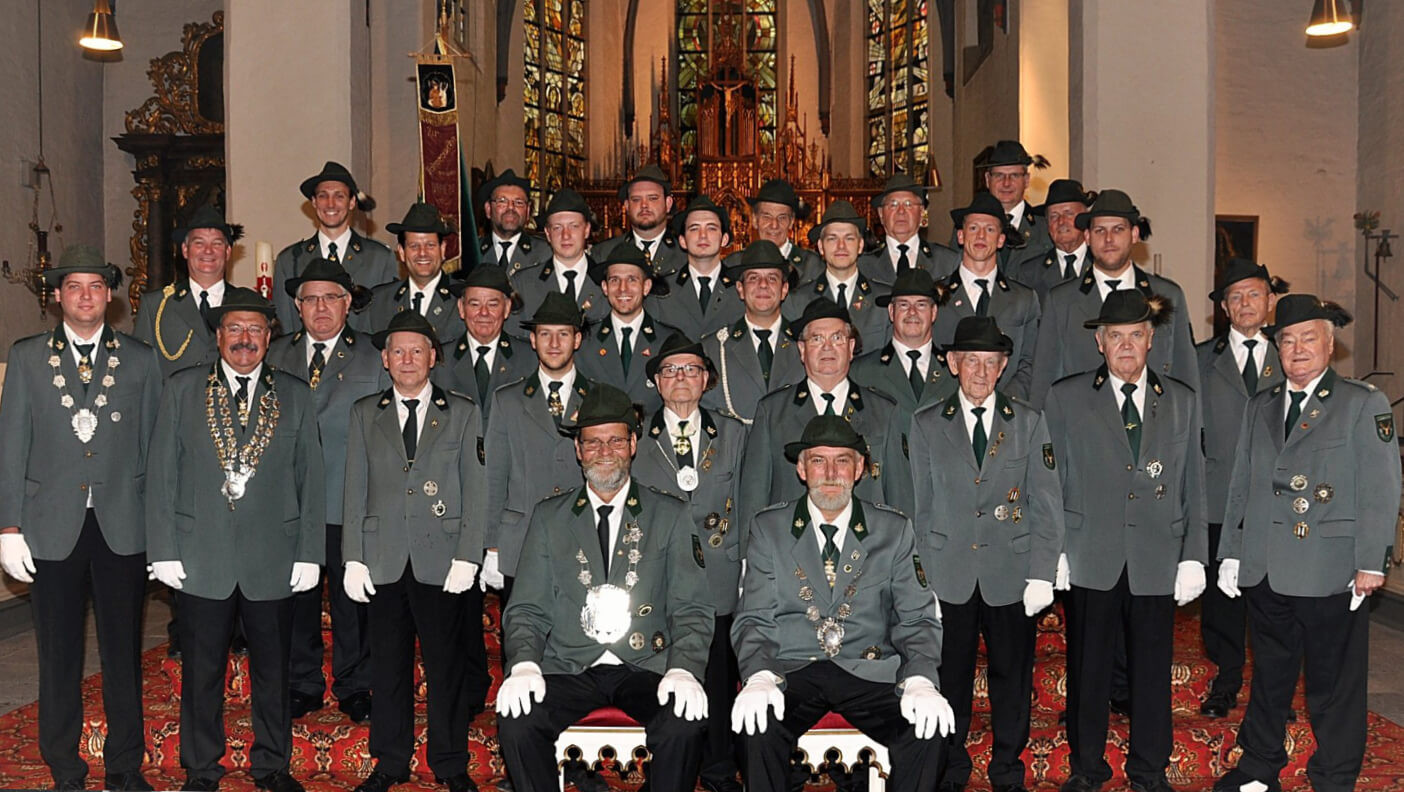 Gruppenbild aus 2013 mit dem damaligen Vorstand, dem Willi Jansen und Thomas Fink als Schriftführer angehörten sowie Heinz Heidkamp jun. und Willi Keup als I. & II. Hauptmann.