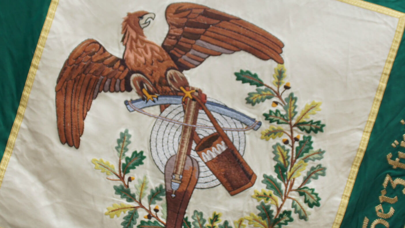 Unser Prunkstück: Unsere Fahne ist ein wichtiges Symbol beim Schützenfest und wird auch bei Prozessionen und anderen Veranstaltungen vom Fahnenträger vorneweg getragen. Unser Prunkstück: Unsere Fahne ist ein wichtiges Symbol beim Schützenfest und wird auch bei Prozessionen und anderen Veranstaltungen vom Fahnenträger vorneweg getragen.