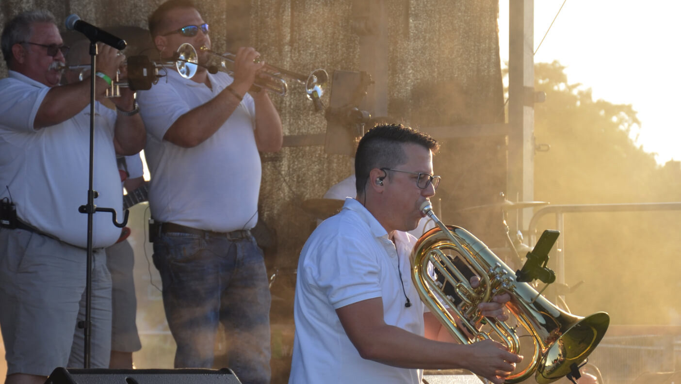 Mit sattem Bläsersound und ordentlich Wumms eröffneten „Die Hammer – das Original“ die Partynacht.