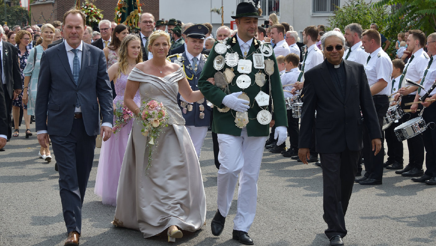 Schützenkönig Thomas III. Schier und seine Königin Sabine schreiten gemein­sam mit Ober­bürger­meister Dr. Stephan Keller und Präses Pater Dr. Joseph Mannapa­rambil das Schützen­regi­ment ab.