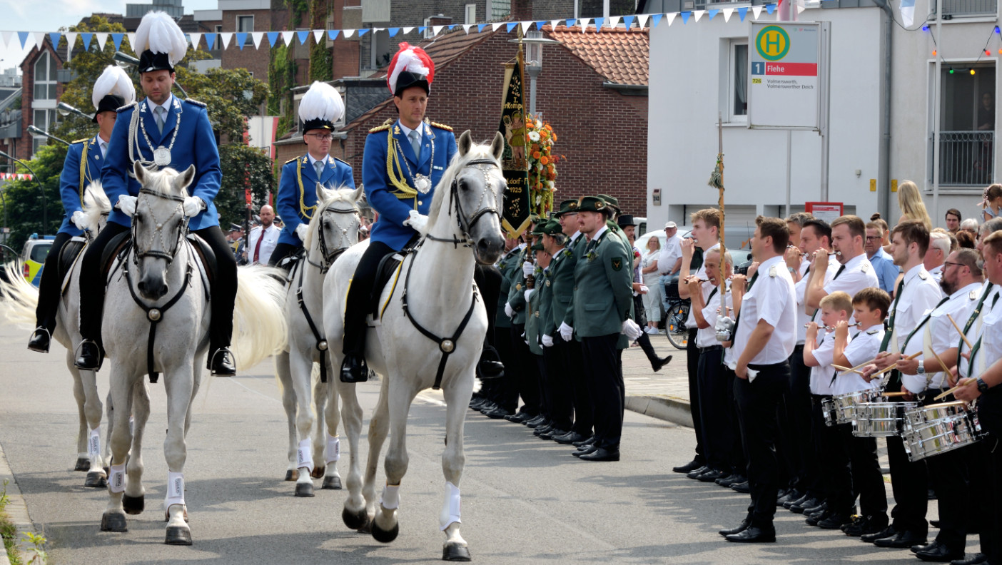 Oberst Andreas Schier, Major Moritz Laflör und die Adjutanten bei der Abnahme des Schützenregimentes.