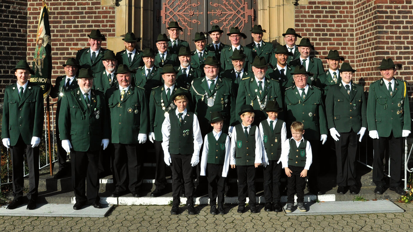 Angetreten zum Gruppenfoto vor der katholischen Pfarrkirche in Düsseldorf-Flehe: die Andreas-Hofer-Kompanie. Angetreten zum Gruppenfoto vor der katholischen Pfarrkirche in Düsseldorf-Flehe: die Andreas-Hofer-Kompanie.