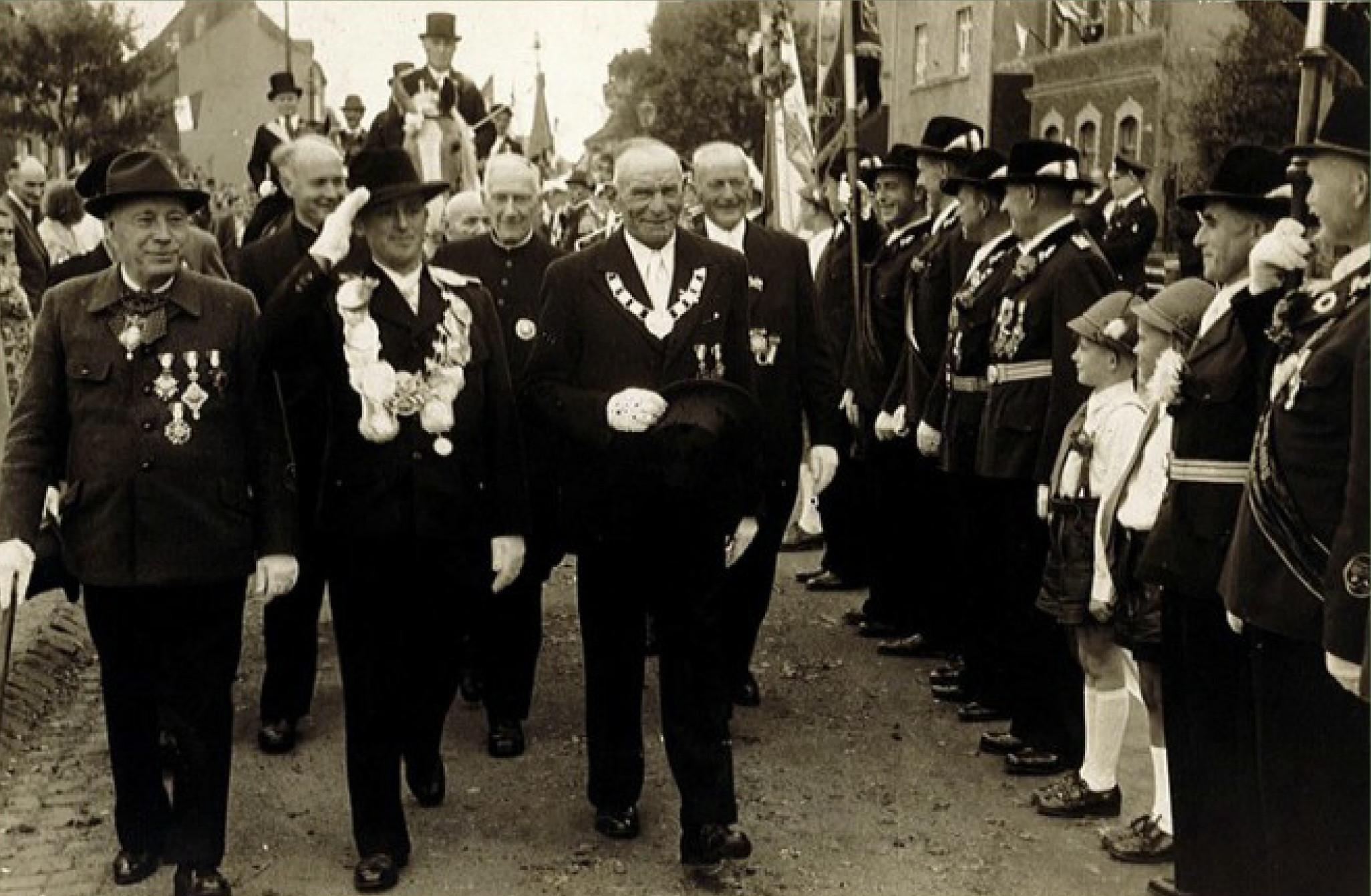 So war das damals, 1951, beim Schützenfest in Flehe: Theodor I. steht von nun an an der Spitze des Regiments der Sankt-Sebastianus-Schützen­bruder­schaft Düsseldorf-Flehe.