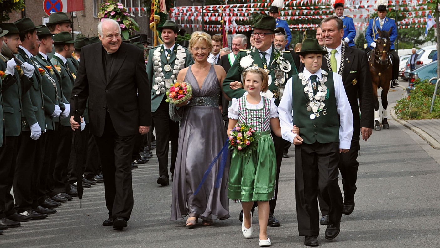 So war das damals, 2013, beim Schützenfest in Flehe: An der Spitze des Regiments der Sankt-Sebastianus-Schützen­bruder­schaft Düsseldorf-Flehe steht Ulrich II.