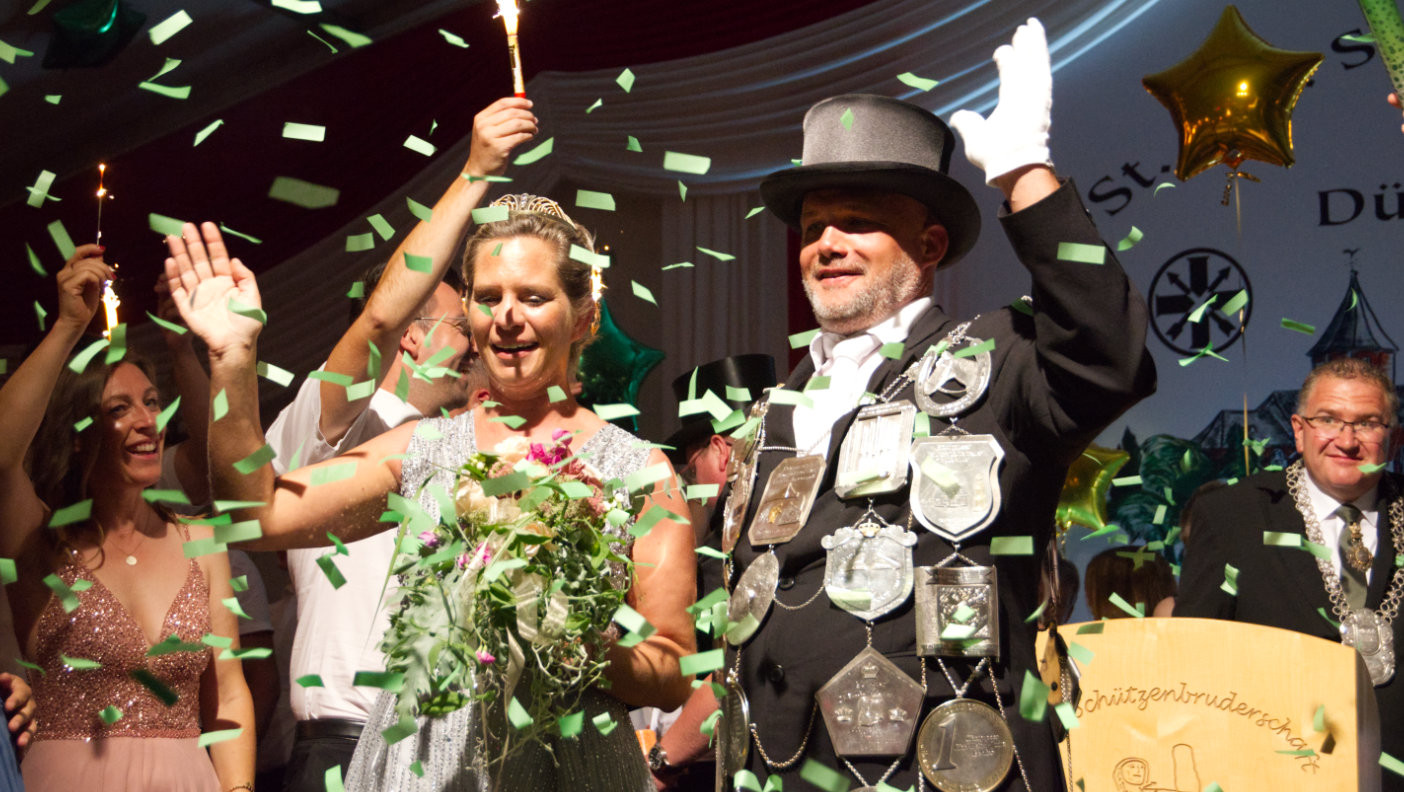 Der amtierende Schützenkönig der Fleher Schützen 2024/2025: Alexander Hofer aus der Cäcilien-Kompanie Düsseldorf-Flehe, hier bei der Proklamation mit seiner Königin Sabrina Liethen. Der amtierende Schützenkönig der Fleher Schützen 2024/2025: Alexander Hofer aus der Cäcilien-Kompanie Düsseldorf-Flehe, hier bei der Proklamation mit seiner Königin Sabrina Liethen.