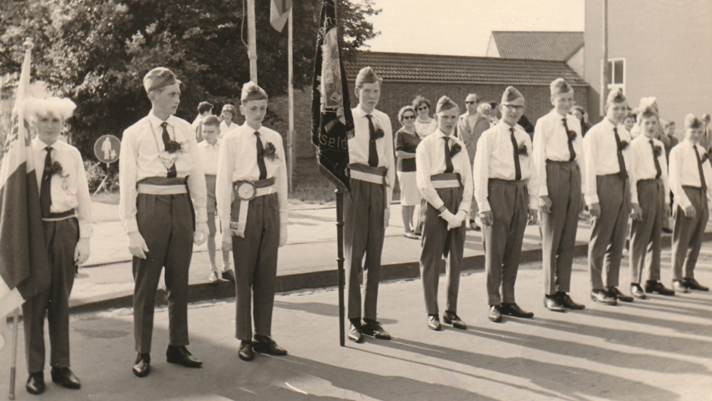 Die neugegründete Sankt-Joseph-Kompanie bei der Schützenparade des Jahres 1962 auf der Fleher Straße.