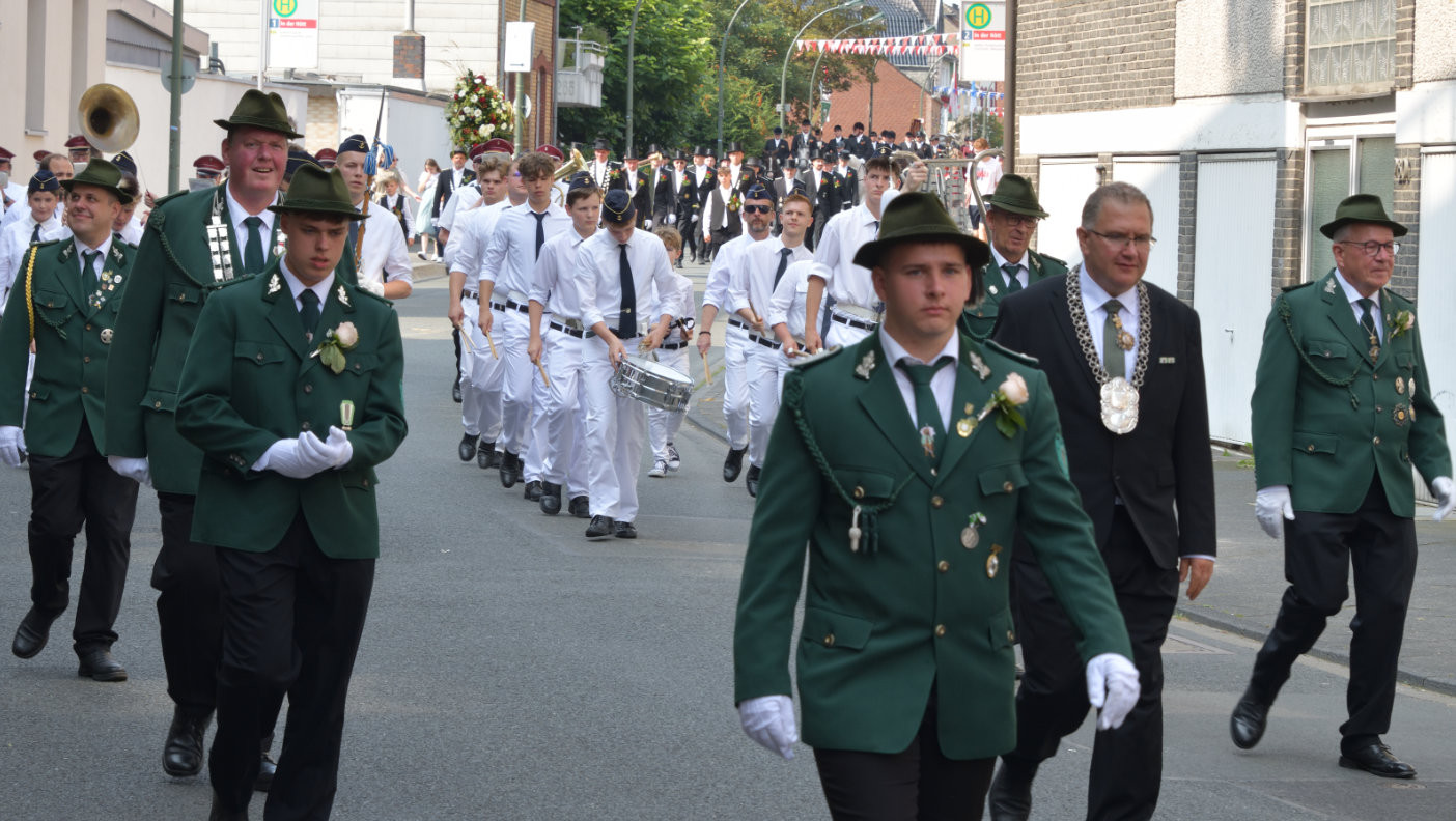 Beim Schützenfest in Düsseldorf-Flehe gibt es alljährlich einen großen Festumzug mit anschließender Parade vor den amtierenden Majestäten der Fleher Schützen. Beim Schützenfest in Düsseldorf-Flehe gibt es alljährlich einen großen Festumzug mit anschließender Parade vor den amtierenden Majestäten der Fleher Schützen.