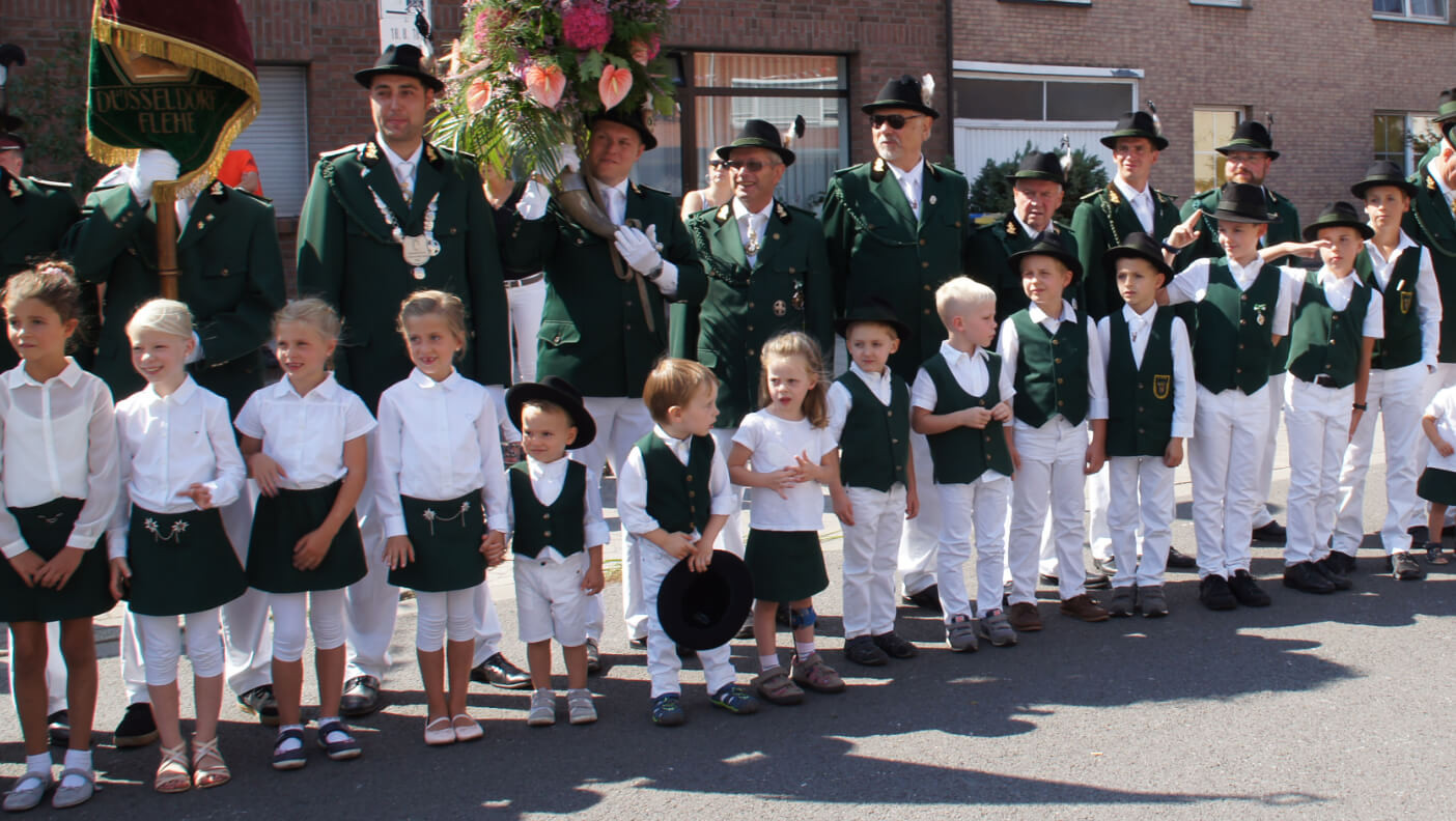 In der 1. Hubertus-Jäger-Kompanie denken wir in Generationen und freuen uns, dass Nachwuchstalente bei uns zu allen Zeiten immer sehr präsent waren. In der 1. Hubertus-Jäger-Kompanie denken wir in Generationen und freuen uns, dass Nachwuchstalente bei uns zu allen Zeiten immer sehr präsent waren.