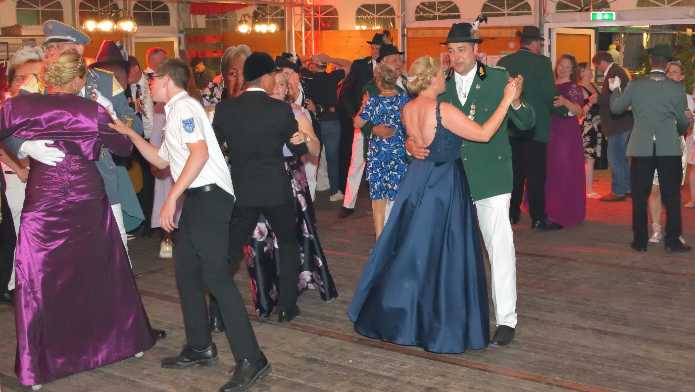 Zum großen Festball am Sonntag­abend gehen die Damen wie auch die Herren in großer Gar­de­ro­be und zeigen von spät­abends bis früh­morgens wohl­ge­launt, warum der Ball der Kompanie­königs­paare eine lieb­ge­wor­dene Tradi­tion ist.