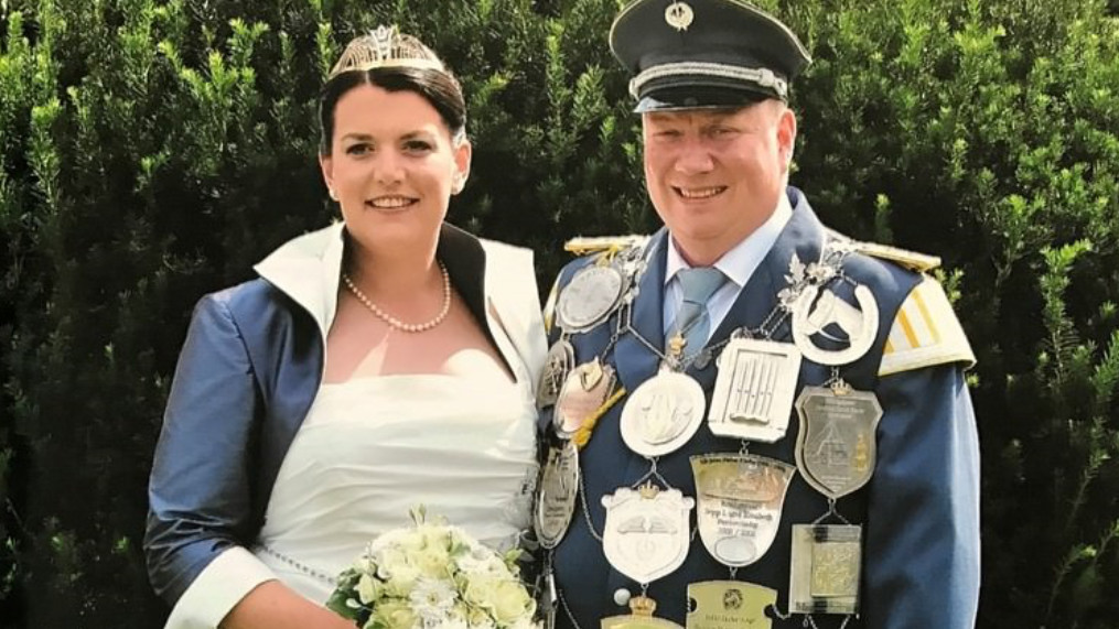 Catrin und Norbert Janßen – 2016 das Königspaar der Sankt-Sebastianus-Schützenbruderschaft Düsseldorf-Flehe e. V. Catrin und Norbert Janßen – 2016 das Königspaar der Sankt-Sebastianus-Schützenbruderschaft Düsseldorf-Flehe e. V.