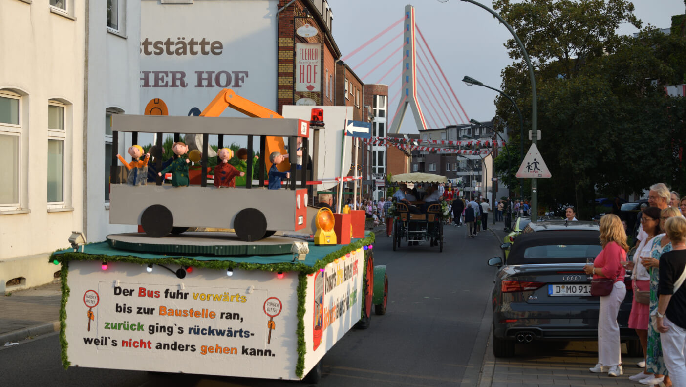 Die Motivwagen der Kompanien unserer Bruderschaft beim Fackel­zug durch den Stadt­teil Flehe sorgten auch 2026 wieder für Freude bei den Zuschauern.