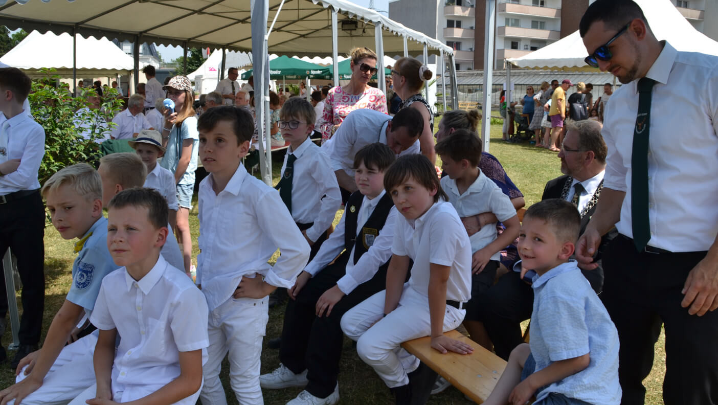 Spannung pur beim Schießen der jüngsten Schützen – die Pagen verfolgen jeden Schuss mit Argusaugen. Und freuten sich nach dem spannenden Wettbewerb über den strahlenden Sieger Fabian Schier, der Jana Heidkamp zu seiner Königin erwählte.