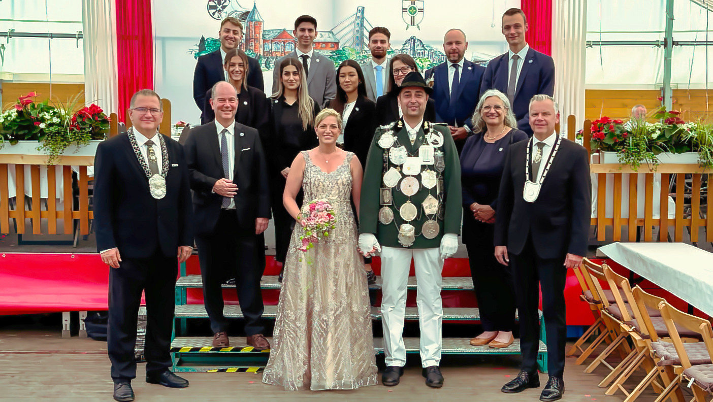 Vor dem Schützenumzug ist noch Zeit für ein gemein­sames Foto des Königs­paars Thomas III. und Sabine Schier mit den beiden Chefs, Andreas Palm und Michael Korfmacher, sowie den Ver­tretern unseres Sponsors, der Volksbank Düsseldorf-Neuss eG.